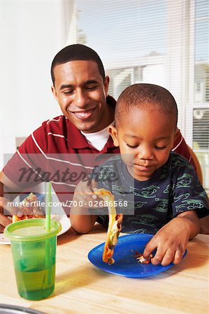 Vater und Sohn Pizza essen