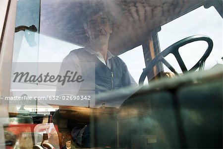 France, Aube, Champagne-Ardenne, agriculteur assis en tracteur, portrait