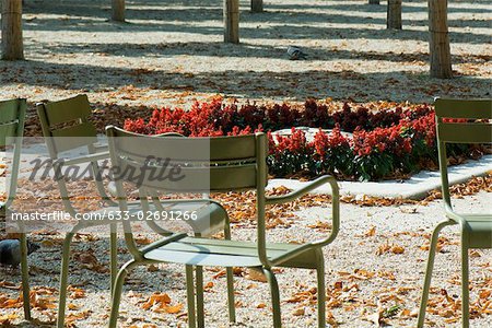 France, Paris, chaises de métalliques dans le parc