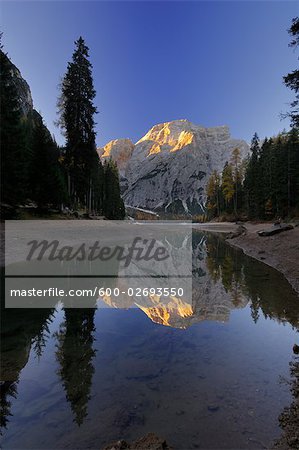 Seekofel spiegelt sich in der Pragser Wildsee, Fanes Alpen, Naturpark Fanes-Sennes-Prags, Südtirol, Italien