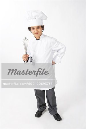Junge verkleidete sich als Koch mit einem Schneebesen