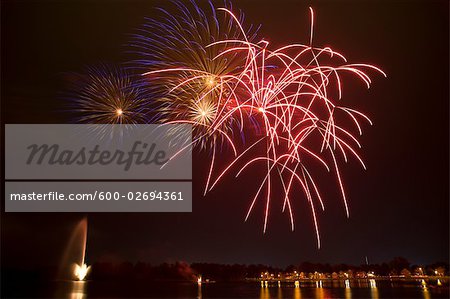 Feuerwerk über den kleinen See, Peterborough, Ontario, Kanada
