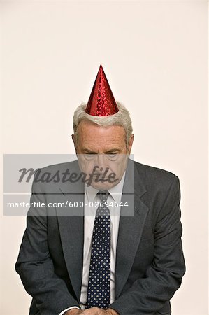 Homme d'affaires portant chapeau de fête