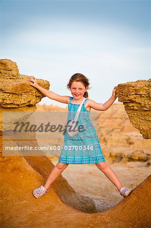 Petite fille debout entre les rochers à Badlands National Park, South Dakota, USA