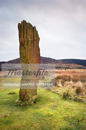 Pierres debout sur Machrie amarrez avec les montagnes en arrière-plan à l'aube en hiver, Isle of Arran, North Ayrshire, Firth of Clyde, en Écosse