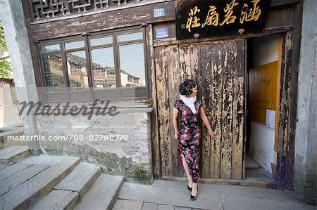 Femme debout à l'extérieur du bâtiment à Suzhou, Chine