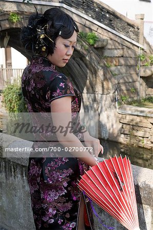 Frau mit Sonnenschirm in Suzhou, China