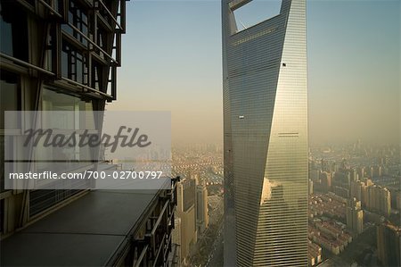 Bâtiment à Shanghia, Shanghai World Financial Center à droite, Shanghai, Chine