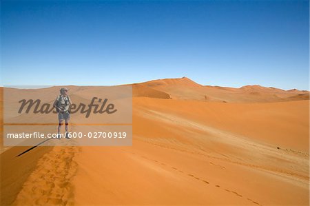 Femme debout sur une Dune de sable, Parc National de Namib-Naukluft en Namibie