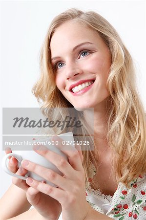 Femme en dégustant une tasse de café