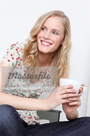 Femme en dégustant une tasse de café