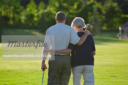 Paar auf Golfplatz, Burlington, Ontario, Kanada