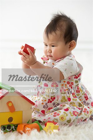 Fille jouant avec les formes et la maison