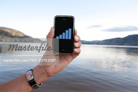 IPhone Holding homme près du lac