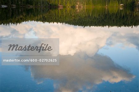 Reflektion der Wolken in Gunflint Lake, Cortes Island, British Columbia, Kanada