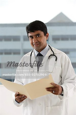 Arzt hält Patientenakte