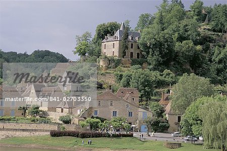 Blick auf Limeuil in den Fluss Dordogne, Dordogne, Aquitaine, Frankreich, Europa