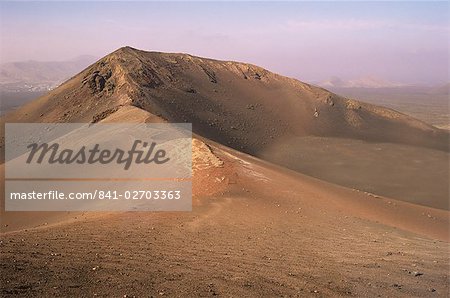 Cratère de volcan orange, Parc National de Timanfaya (montagnes de feu), Lanzarote, îles Canaries, Espagne, Europe Cratère de volcan orange, Parc National de Timanfaya (montagnes de feu), Lanzarote, îles Canaries, Espagne, Europe