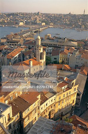 Le quartier de Beyoglu de la ville et un pont sur le Bosphore, Istanbul, Turquie