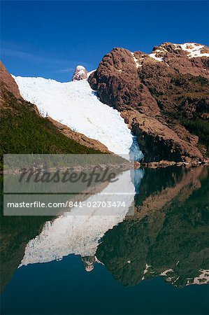 Reflexionen eines Gletschers in chilenischen Fjordland, Magallanes, Chile, Südamerika