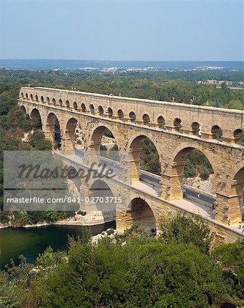 Roman aqueduct, the Pont du Gard, UNESCO World Heritage Site, in the Languedoc Roussillon, France, Europe
