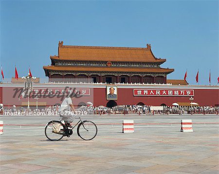 Homme cyclisme par le biais de la place Tiananmen avec le portrait de Mao Tse Tung derrière, cité interdite, Beijing, Chine, Asie