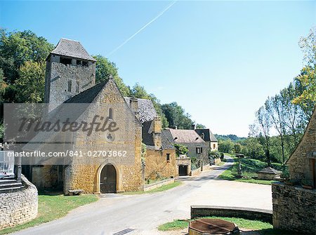 Church and houses in village, St. Crepin, north of Sarlat-la Caneda, Midi-Pyrenees, France, Europe