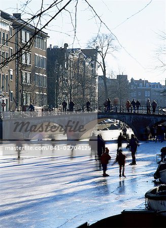 Patinage en hiver sur des canaux, Amsterdam, Hollande, Europe