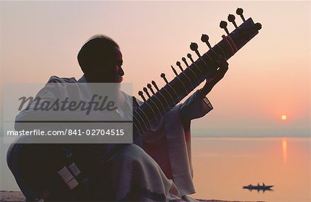 Vieil homme jouant du sitar à côté du Gange (Ganga), Varanasi (Bénarès), l'Etat d'Uttar Pradesh, Inde