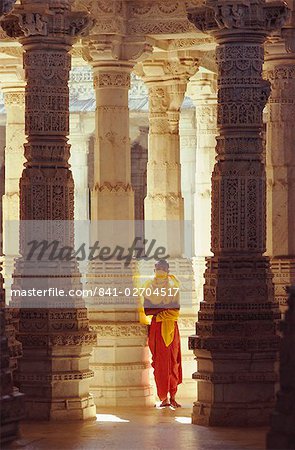 Jean couvrant sa bouche à l'intérieur du complexe de Temple Adinath, Ranakpur, Rajasthan, Inde