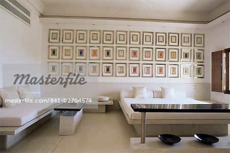 Suite chambre avec plusieurs images ou peintures de Krishna, Devi Garh Fort Palace Hotel, près d'Udaipur, Rajasthan État, Inde, Asie