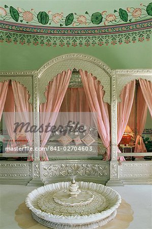 Schlafzimmer, das Shiv Niwas Palace Hotel, Udaipur, Bundesstaat Rajasthan, Indien, Asien