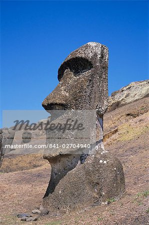 Rano Raraku, moai sur pentes intérieures du cratère volcanique, l'île de Pâques, Chili, Pacifique Rano Raraku, moai sur pentes intérieures du cratère volcanique, l'île de Pâques, Chili, Pacifique