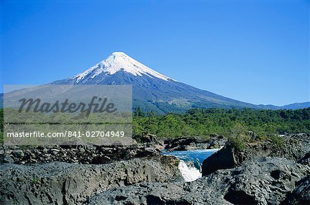 Le cône du Volcan Osorno des chutes de Petrohue près de Puerto Montt, au Chili, en Amérique du Sud