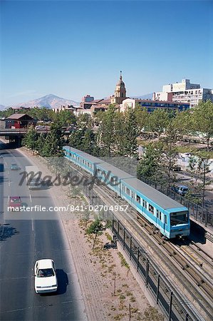 Der U-Bahn-Zug neben einer Straße in Santiago, Chile, Südamerika