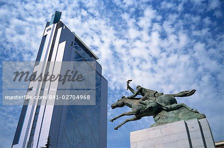 Statue et gratte-ciel moderne montrent le contraste entre l'ancien et le nouveau, Santiago, Chili, Amérique du Sud Statue et gratte-ciel moderne montrent le contraste entre l'ancien et le nouveau, Santiago, Chili, Amérique du Sud