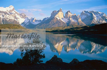 Cuernos del Paine 2600m vom Lago Pehoe, Torres del Paine Nationalpark, Patagonien, Chile