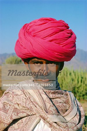 Portrait d'un homme du Rajasthan avec un turban rose, état du Rajasthan, Inde