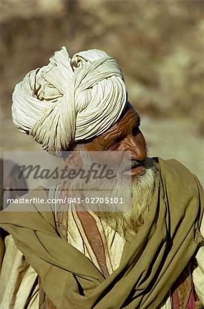Portrait of an elderly Pushtu nomad with turban and long beard in Afghanistan, Asia