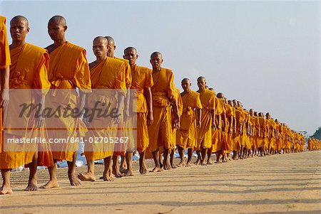 Ligne de moines en procession, Thaïlande, Asie du sud-est, Asie