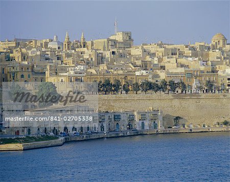St. Barbara Bastion et le quai de Barbierra, avec l'église de Sainte-Lucie et à la Valette (la Valette) derrière, Malte, Europe