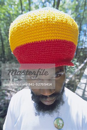 Portrait d'un homme en chapeau coloré, Sainte-Lucie, îles sous-le-vent, Antilles, Caraïbes, Amérique centrale