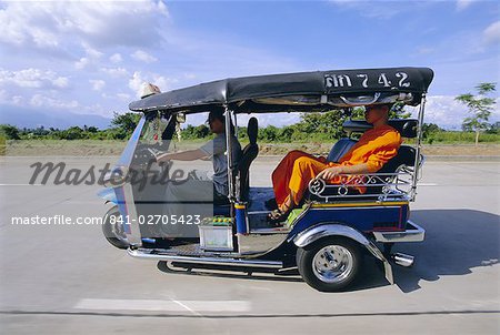 Moine bouddhiste dans un tuk tuk taxi, Chiang Mai, Thaïlande du Nord, Asie