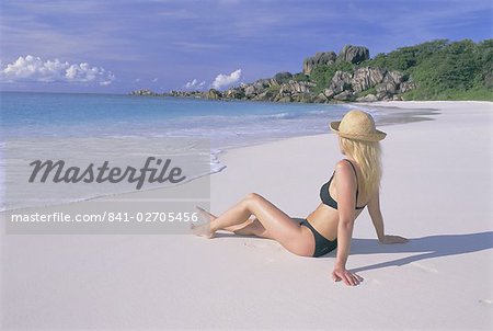 Femme assise sur la plage, Grand Anse, La Digue Island, Seychelles, océan Indien, Afrique