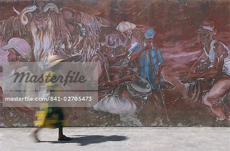 Femme marchant dans l'Anse La Raye, St. Lucia, Windward Islands, Antilles, Caraïbes, Amérique centrale