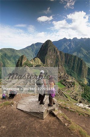 Touristes donnant sur les ruines du site Inca, Machu Picchu, patrimoine mondial de l'UNESCO, Province d'Urubamba, Pérou, Amérique du Sud