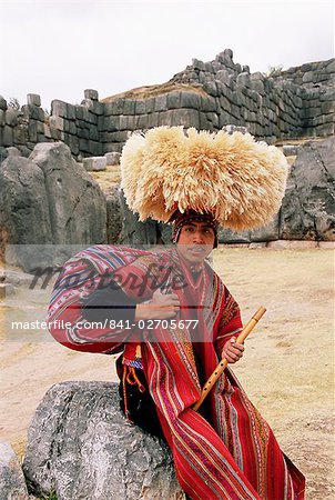 Portrait d'un jeune homme péruvien en costume traditionnel, avec une flûte, ruines Incas de Sacsayhuaman, Cuzco, Pérou, Amérique du Sud