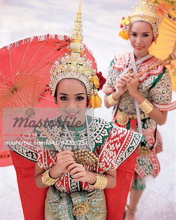 Portrait de deux danseurs en costumes de danse classique thaïe traditionnelle, souriant et en regardant la caméra, Bangkok (Thaïlande), l'Asie du sud-est, Asie