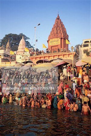 Hindus bathing in the early morning in the holy river Ganges (Ganga) along Dasaswamedh Ghat, Varanasi (Benares), Uttar Pradesh state, India, Asia