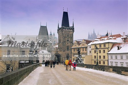 Cathédrale St. Vitus et du pont Charles dans la neige de l'hiver, Prague, patrimoine mondial de l'UNESCO, République tchèque, Europe
